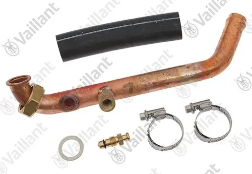 Vaillant Rohr mit mehreren Anschlussstellen, aus Kupfer und Gummi, zusammen mit zwei Schlauchschellen, einem Gewinde und einer Dichtung.